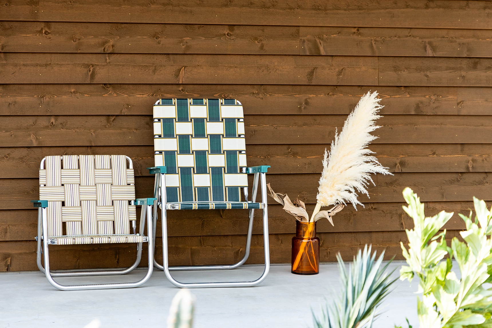 「LAWN CHAIR」軽やかに、どこへでも。クラシックデザインの折りたたみチェア