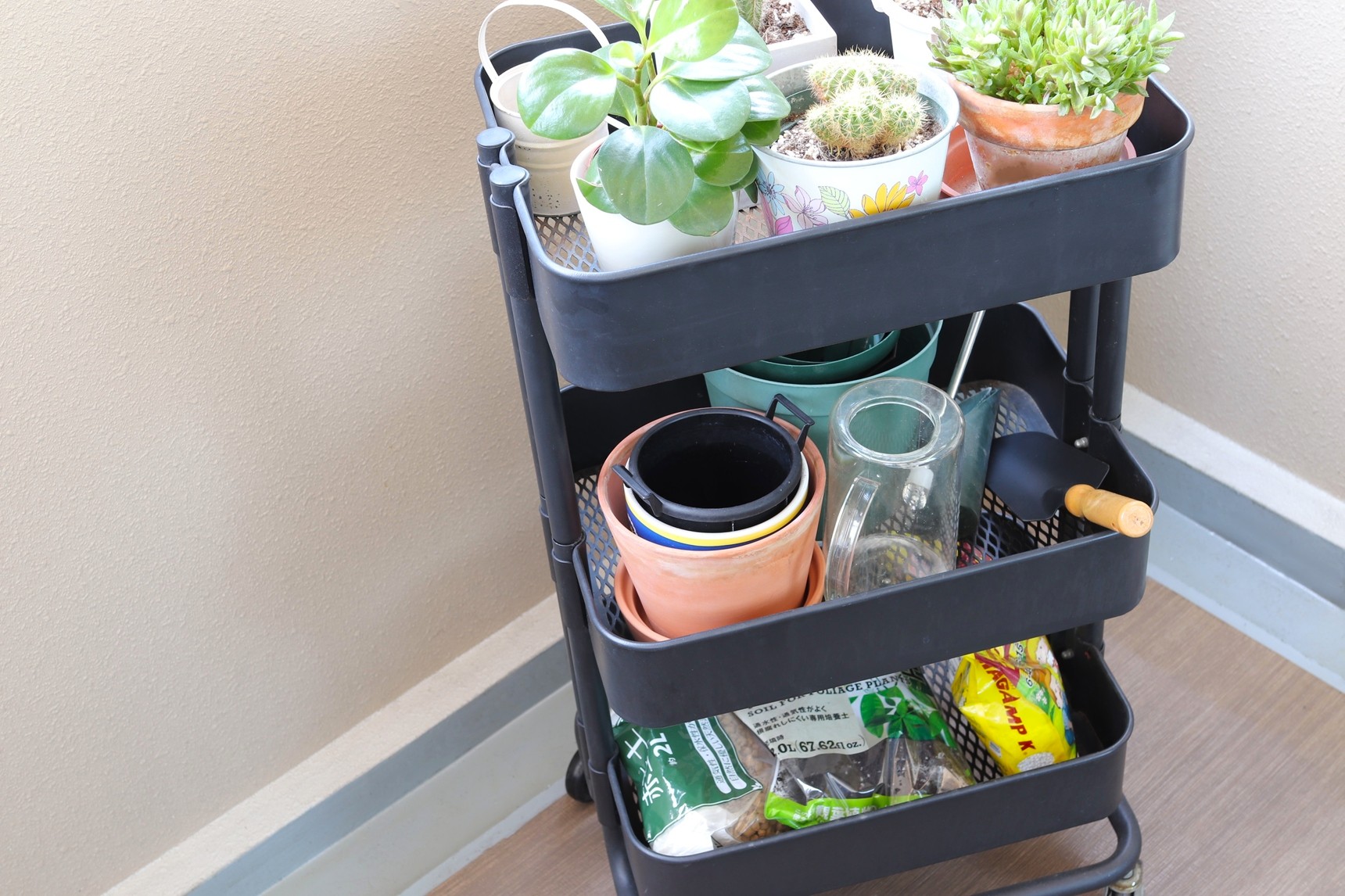 ワゴンの園芸用の道具を収納する