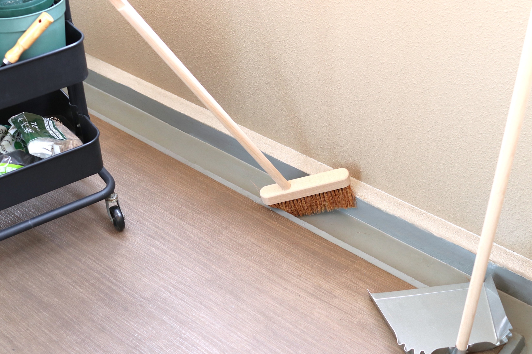 ベランダの排水溝を掃除する